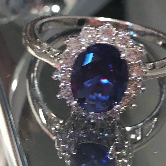 Kate Middleton Natural Brazilian Sapphire Ring - Picture 3 of 5